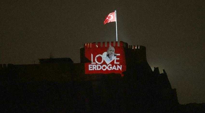 Ankara Kalesi'ne 'Love Erdoğan' ışıklandırılması